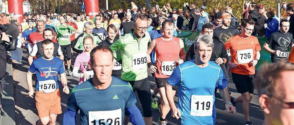 15 Grad und 1500 Läufer. Der Teltowkanal-Halbmarathon feierte am Sonntag bei bestem Herbstwetter seine inzwischen zwölfte Auflage.