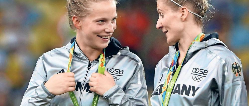 Zeig her das Goldstück. Tabea Kemme von Turbine Potsdam (l.) und die Ex-Potsdamerin Anja Mittag sind jetzt Olympia-Siegerinnen.
