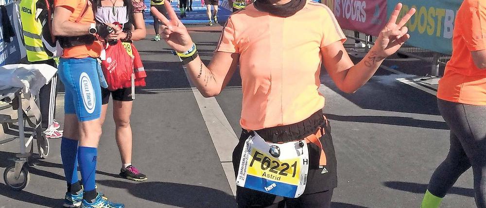 Sie hat es geschafft. Astrid Krügel im Ziel des Berlin-Marathons im vergangenen Jahr. Durch das Laufen fand die 47-Jährige den Weg in ein neues, glückliches Leben.
