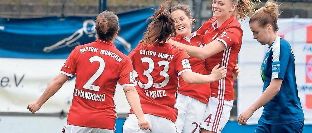 Die einen freut’s. Mit hängendem Kopf erträgt Turbine-Spielerin Jennifer Cramder (r.) den Jubel der Bayern-Spielerinnen nach deren 2:0-Führung. Diese Szenerie wiederholte sich am gestrigen Sonntag gleich viermal.