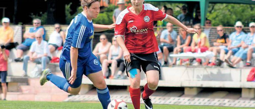In Führung gebracht. Stürmerin Vanessa Helpa (r., hier im Duell mit der Beelitzerin Denise Pühl) schoss das zwischenzeitliche 2:1 für den neuen Cupsieger FSV Babelsberg 74.