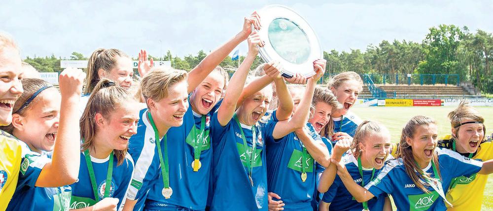 Alle Jahre wieder. Seit Einführung der deutschen B-Juniorinnen- Meisterschaft im Jahr 1999 steht Turbine Potsdam nun bereits zum 14. Mal im Endspiel. Bislang wurde elfmal der Titel geholt. Zuletzt gab es den Potsdamer Meisterjubel 2016 in Ludwigsfelde – nach einem 4:2 gegen Gütersloh.