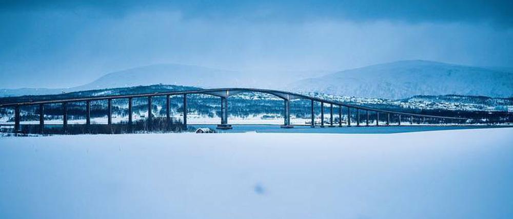 Schöne weiße Läuferwelt. Schnee und Berge prägen die Szenerie im norwegischen Tromsø, wo der Polar Night Halbmarathon stattfindet.