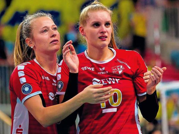 Zum Heulen. Nach dem Pokal-Aus in der Vorsaison flossen bei den SCP-Spielerinnen Anne Hölzig (r.) und Antonia Stautz Tränen.