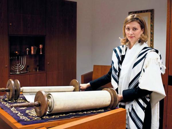 Nach vorne schauen. Alina Treiger (l.) wurde 2010 als erste deutsche Rabbinerin nach der Schoa in ihr Amt eingeführt. Sie wünscht sich, dass sich der geistliche Nachwuchs durch „positive Erfahrungen“ identifiziert – und nicht nur an negative Erfahrungen anknüpft. 