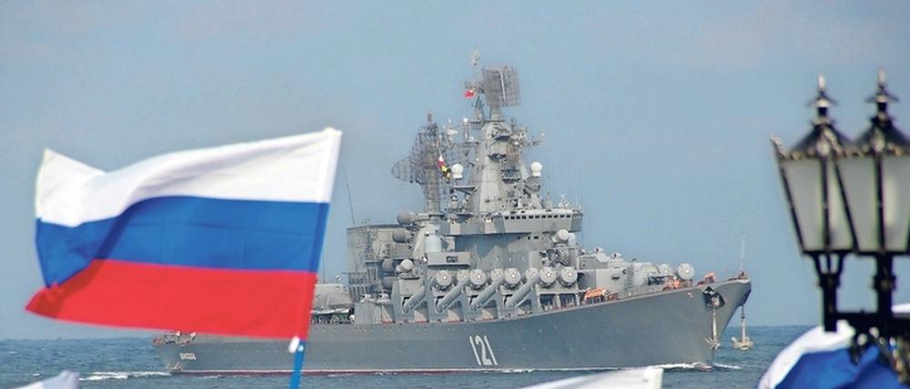 Russische Kriegsschiffe werden von Russland-freundlichen Kräften im Hafen von Sewastopol auf der Krim mit Flaggen empfangen.