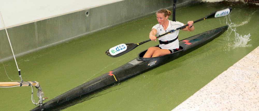 Gegen den Strom. Olympiasiegerin Conny Waßmuth paddelt in der Potsdamer Anlage, die in dieser Art weltweit einmalig ist.