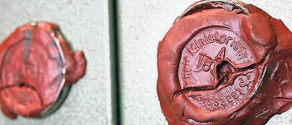 An Tresoren in Golm klebt noch das alte Siegel der DDR-Staatssicherheit.