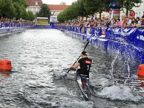 Vorbild. Die Kanu-Rennen werden wie beim Potsdamer Kanalsprint ausgetragen – in K.o-Duellen über die besonders kurze Distanz von 160 Metern. 