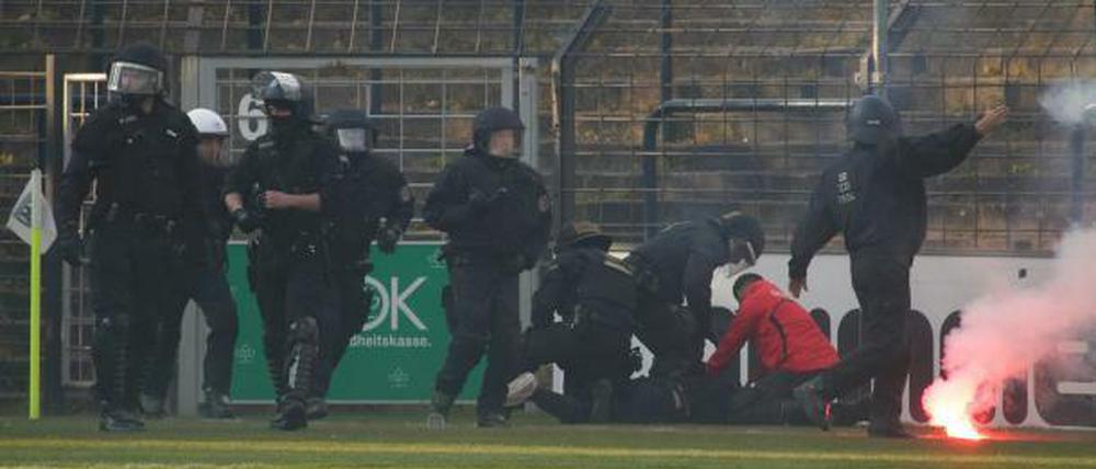 Chaos im "Karli". Beim Regionalligaderby kam es zu schweren Ausschreitungen - die Polizei musste einschreiten.