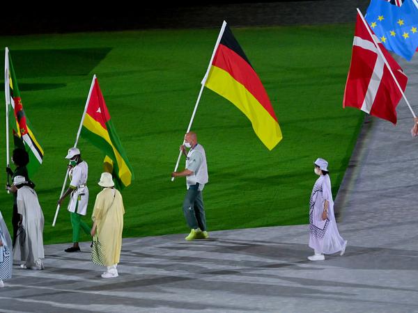 Bei der Abschlussfeier im Olympiastadion trug Ronald Rauhe die deutsche Fahne.