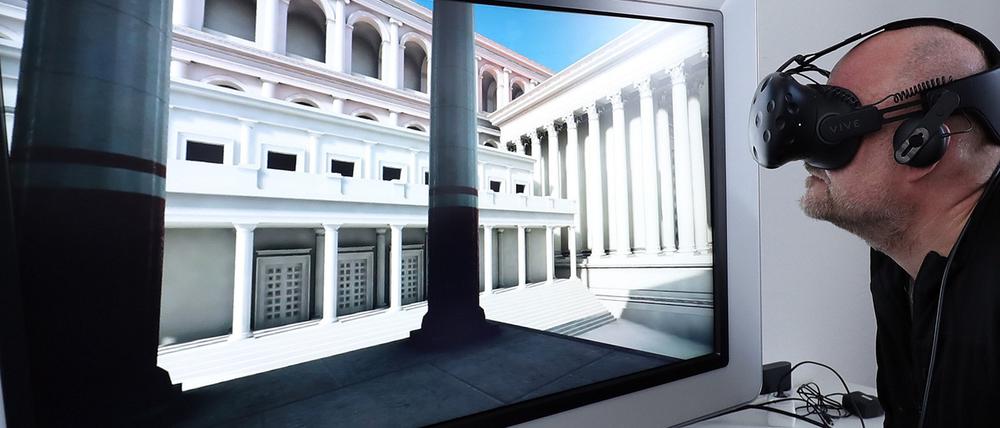 Antike Ansichten. Mit Hilfe einer VR-Brille kann man durch das Forum Romanum gelangen.