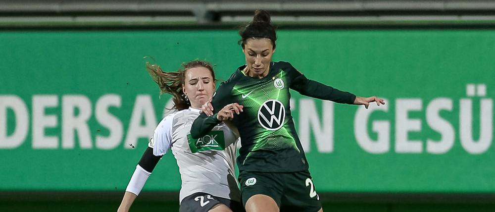 Der Spielbetrieb soll nun weiter gehen - unter anderem für Turbines Lara Prasnikar (l.) und Sara Doorsoun-Khajeh von Spitzenreiter VfL Wolfsburg.