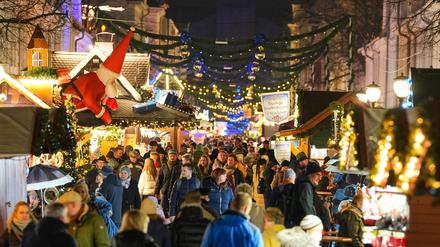 Dichtes Gedränge in der Brandenburger Straße beim Weihnachtsmarkt „Blauer Lichterglanz“.