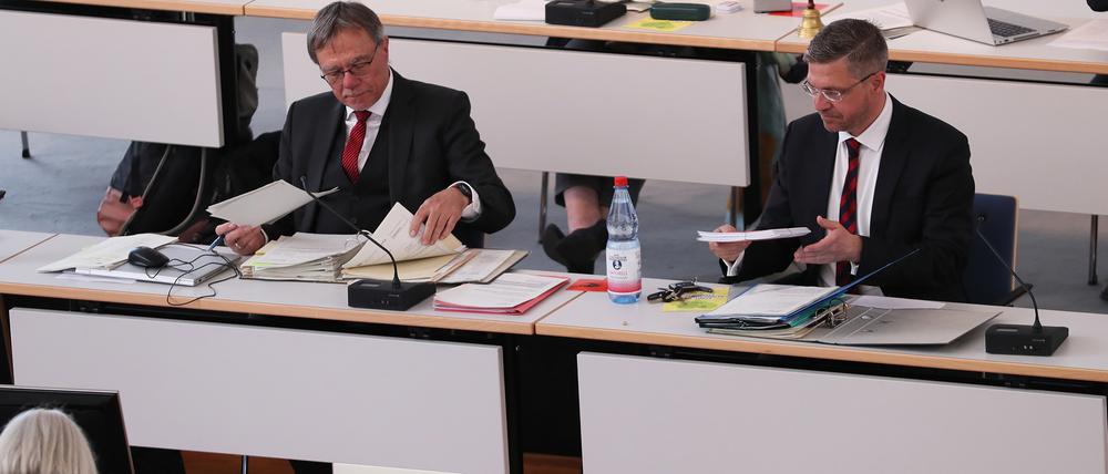 Vor großen Schwierigkeiten: Finanzdezernent Burkhard Exner und Oberbürgermeister Mike Schubert (beide SPD). 