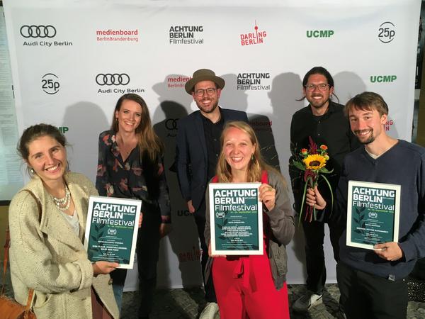 Das Produktionsteam von "Sag du es mir", Regie Michael Fetter Nathansky (vorne rechts), beim Achtung Berlin Award 2020. 