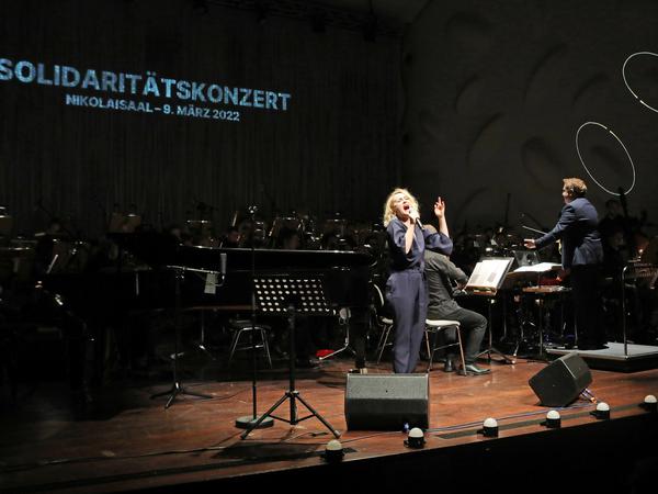 Benefizkonzert im Nikolaisaal mit dem Filmorchester Babelsberg, dem Landespolizeiorchester und Gästen wie Katharine Mehrling.