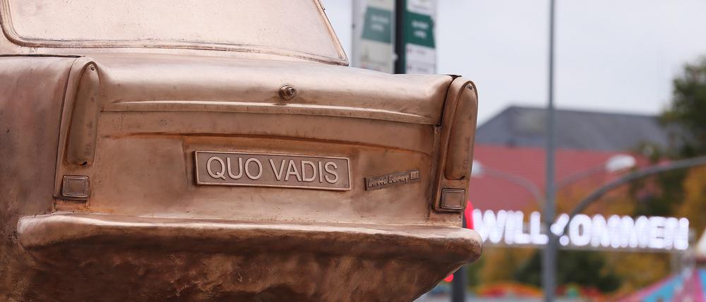Nummernschild Quo Vadis: Wohin gehst du?, fragt die Skulptur von David Cerny. Sie stand während der Einheitsexpo auf dem Steubenplatz.