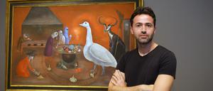 Daniel Zamani, Kurator der neuen Ausstellung zum Surrealismus im Museum Barberini, vor Leonora Carringtons Gemälde „Großmutter Moorheads aromatische Küche“.
