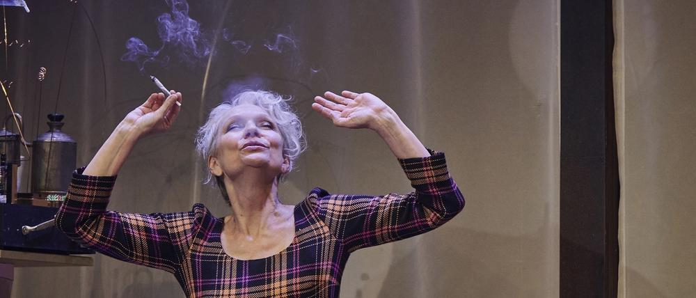 Rita Feldmeier in ihrer letzten Hauptrolle im Festengagement am Hans Otto Theater: „Harold und Maude“, Regie Bettina Jahnke.