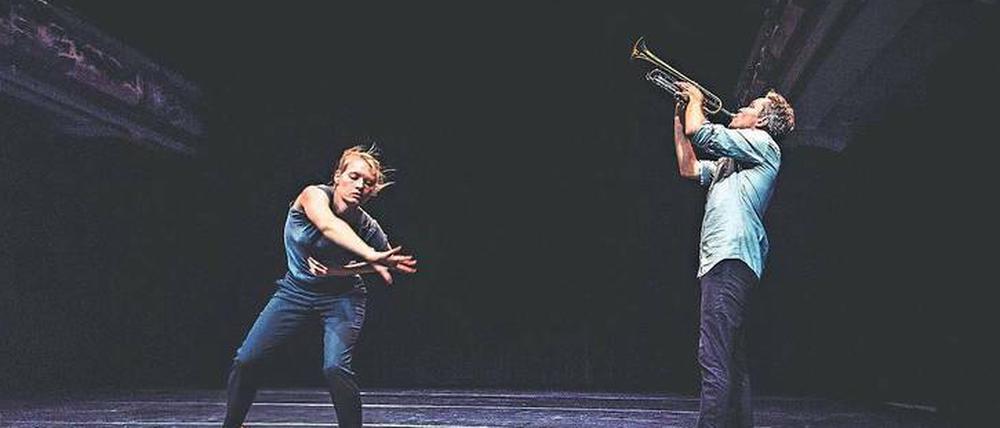 Klänge und Bewegung. Tänzerin Bára Sigfúsdóttir und Trompeter Elvind Lønning verschmelzen in „Tide“ Musik und Bilder. 