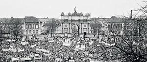 An Potsdams Brandenburger Tor. Zehntausend Menschen treffen sich am 4. November 1989 zur Demonstration.