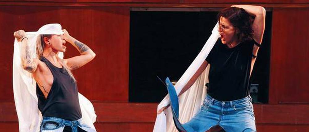 Die Politik Israels steht bei „Demonstrate Restraint“ von der Choreografin Yasmeen Godder im Mittelpunkt. 2001 gewann die Israelin den Bessie Award.