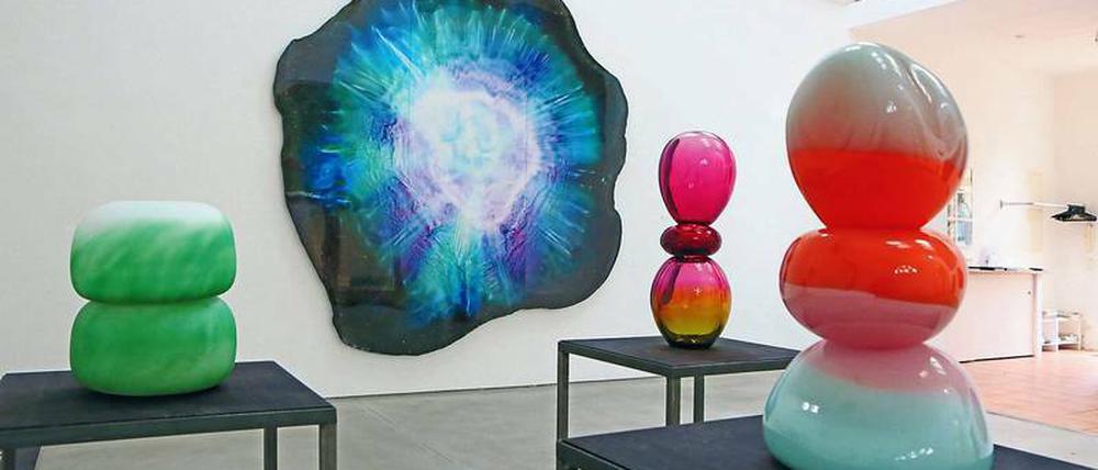 Wolfgang Ganters Arbeit „Tiny-Supernova“ (links) ist eine Arbeit auf Holz und derzeit im Kunsthaus zu sehen.