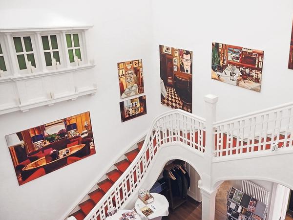 Das Küchenstudio KüchenRaum befindet sich in einer Villa in der Hans-Thoma-Straße und ist regelmäßig Ausstellungsraum für Künstler der Region.