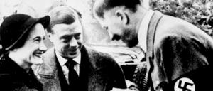 Rückzugsort. Hitler blieb nie länger als zehn oder 14 Tage in Berlin und zog sich immer wieder auf den Obersalzberg zurück – auch um Distanz zu der eigenen Partei zu schaffen. Am 22. Oktober 1937 besuchten ihn dort Edward Herzog von Windsor und seine Ehefrau Wallis Simpson.