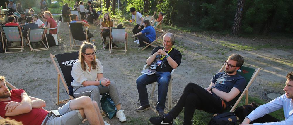 Get Together mit Lothar Mikos (Mitte) im Garten der Filmuni-Babelsberg.