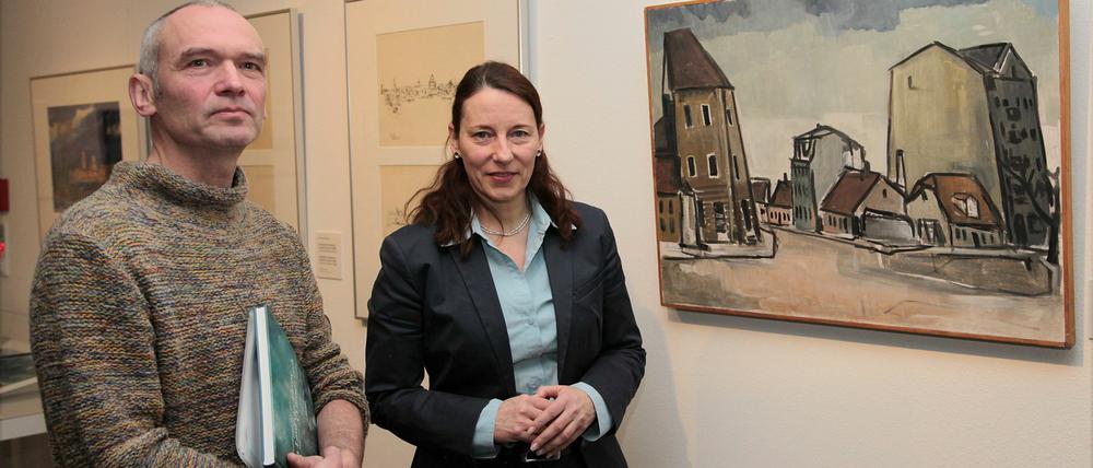 Kurator der Globisch-Schau Thomas Kumlehn und Jutta Götzmann. Kumlehn hat sich intensiv mit der Biographie des Potsdamer Malers auseinandergesetzt.