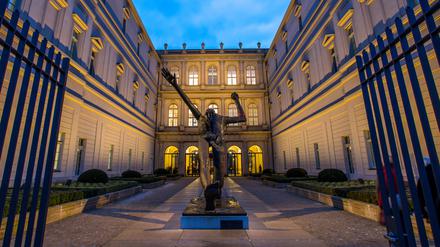 Das Museum Barberini in Potsdam zur blauen Stunde,