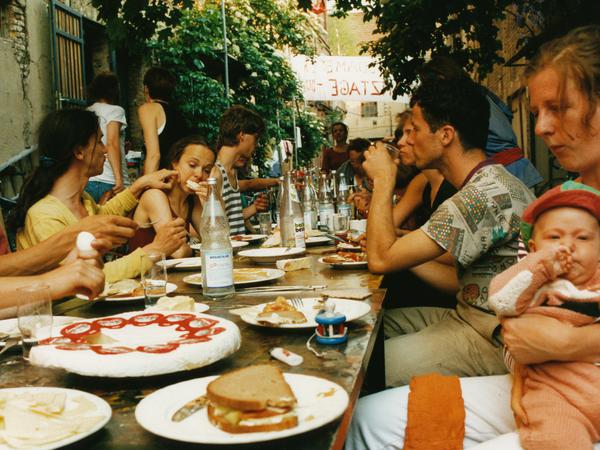 Was von Anfang an wichtig war: Das Essen. Hier bei den Potsdamer Tanztagen in der Gutenbergstraße 1992.