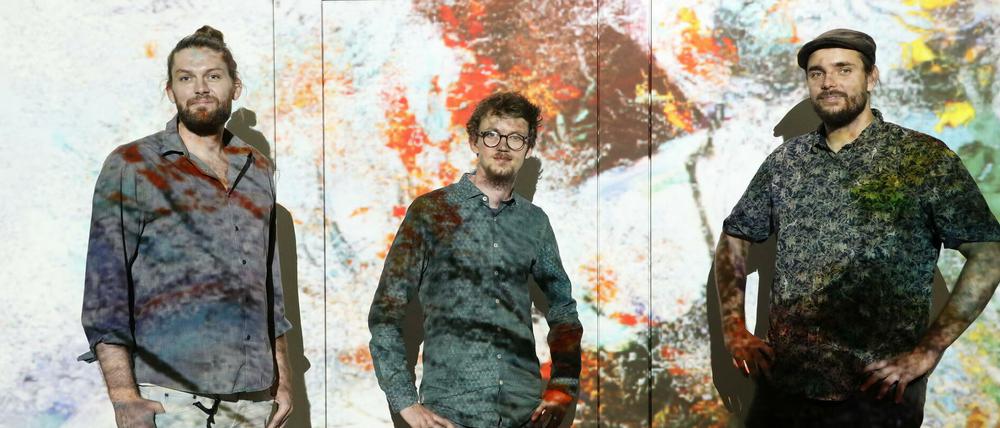 Marcel Bückner, Tim Heinze und Richard Oeckel sind "Xenorama". Das Multi-Media-Team verwandelt drei Tage lang Karl Hagemeisters Gemälde in eine Video-Performance. 