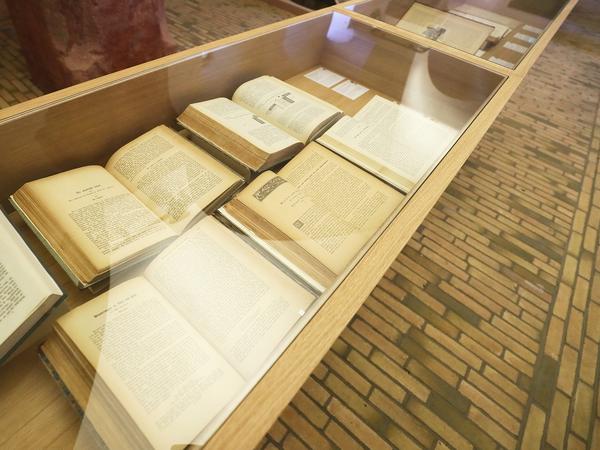 Die Ausstellung zeigt auch die gedruckten Texte der Wanderungen. 