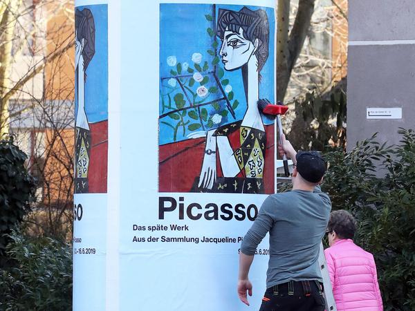 Eine Litfaßsäule mit Werbung für die Picasso-Ausstellung im Museum Barberini 