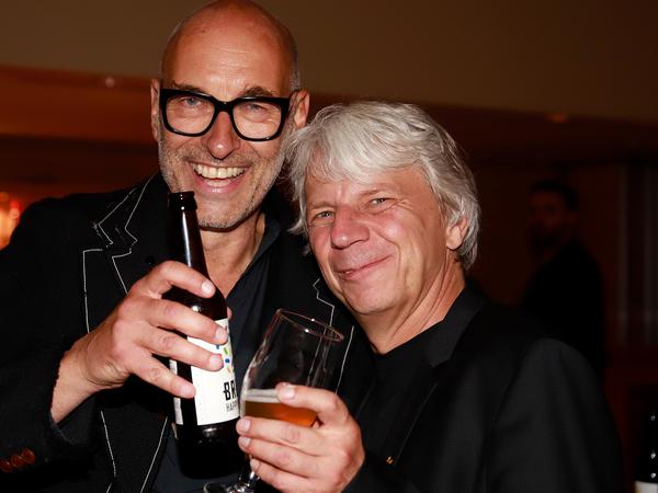 Regisseur Andreas Kleinert mit seinem Kollegen Andreas Dresen, dessen Film drei Preise holte.