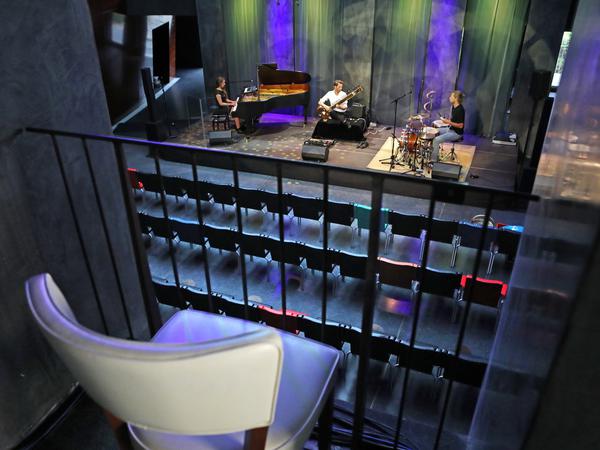 Nach dem Corona-Lockdown begann der Nikolaisaal im Juni bereits wieder mit einem Foyer-Programm eröffnet, hier mit dem Pulsar-Trio.