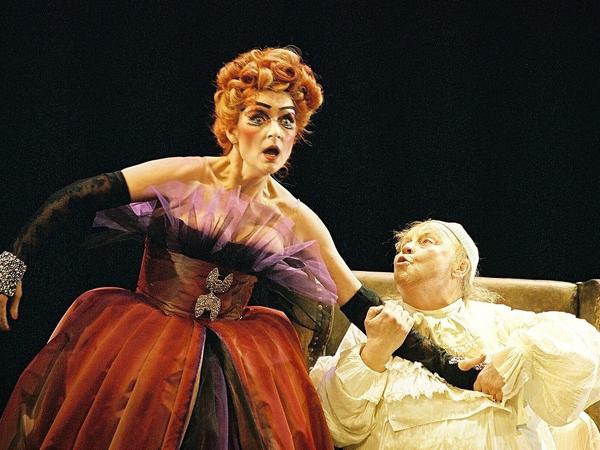 Rita Feldmeier als Béline in Molières "Der eingebildete Kranke" (Regie: Philippe Besson), 2004 im Schlosstheater.