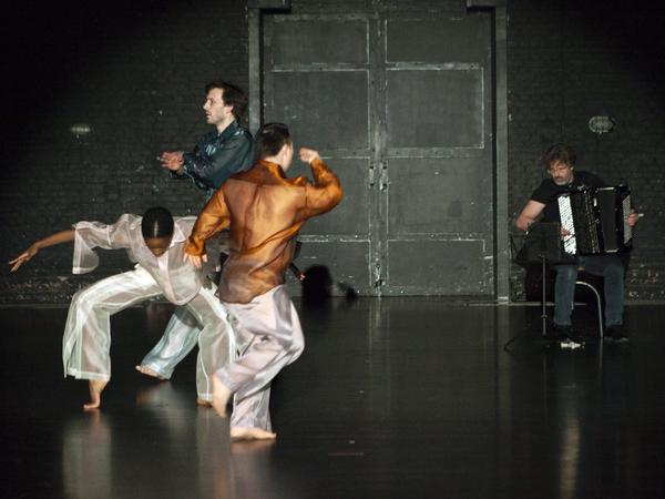 Die Choreografie "The Goldberg Variations" des Belgiers Michiel Vandevelde feierte bei den Tanztagen Potsdam 2020 Deutschlandpremiere.