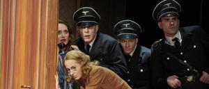 „Die Zeit ist aus den Fugen“ in der Regie von Tobias Rott mit Kristin Muthwill (vorn) als Regisseurin, die 1939 in Polen eine Nazi-Persiflage probt. 