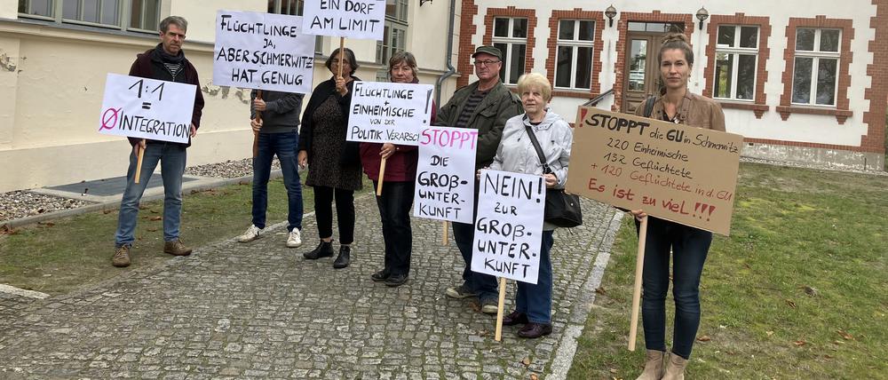 Schmerwitzer:innen demonstrieren in Werder (Havel) vor dem Kreistag gegen die Unterbringung weiterer Geflüchteter im Ort. 