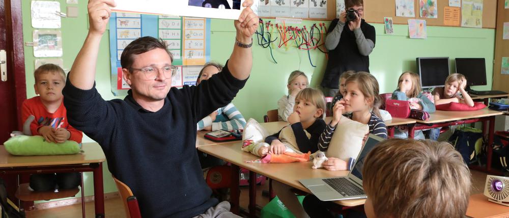Schauspieler Florian Lukas liest in der Inselschule Töplitz aus "Warum wir vor der Stadt wohnen".