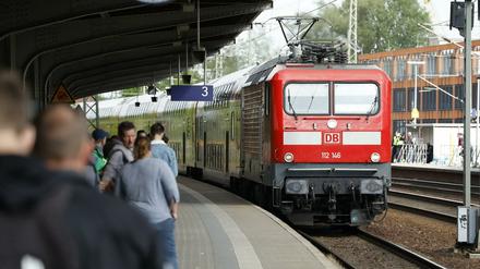 Die betrunkene 17-Jährige fuhr nach dem Baumblütenfest mit dem Zug von Werder Richtung Berlin.