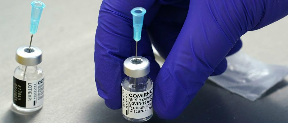 Leere Impfdosen vom Biontech Impfstoff Comirnaty. 
