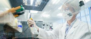 Das Unternehmen Bioscientia, eines der größten Labore in Deutschland, hilft mit Sequenzer-Automaten bei der Analyse von Proben.