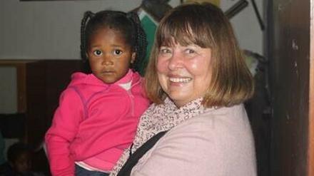 Monika Rosenkranz im Township in Kapstadt mit einem der Mädchen.