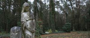 Auch diese Marmorfigur findet sich auf dem von Charlottenburg-Wilmersdorf verwalteten Waldfriedhof Stahnsdorf.