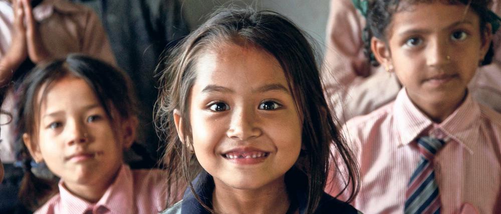 Normalität nach der Katastrophe. Dank des Engagements von Fabien Matthias und seinen Helfern können diese nepalesischen Kinder wieder zur Schule gehen. Viele von ihnen verloren durch das Unglück vor rund zwei Jahren nicht nur ihr Dach über dem Kopf, sondern auch ihre Eltern.